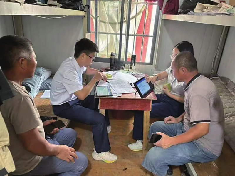 金融服务工作人员走访了解经营需求