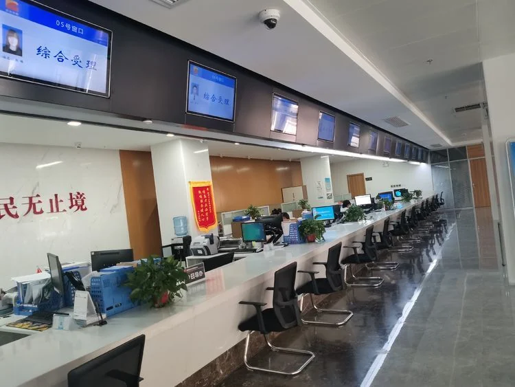 政务大厅工作人员在窗口提供服务