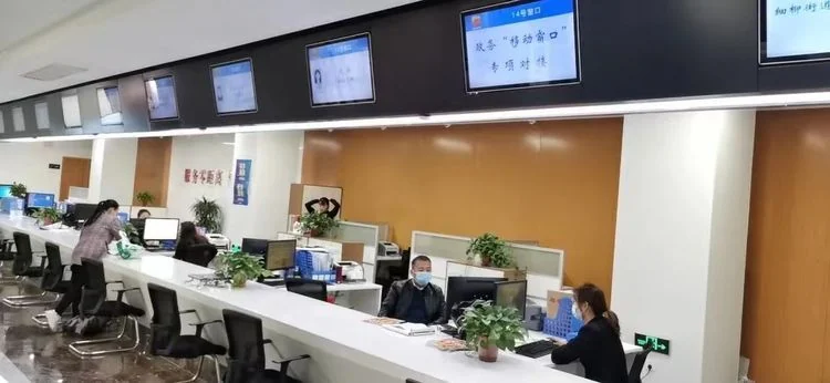 居民在服务窗口咨询并整理办事信息