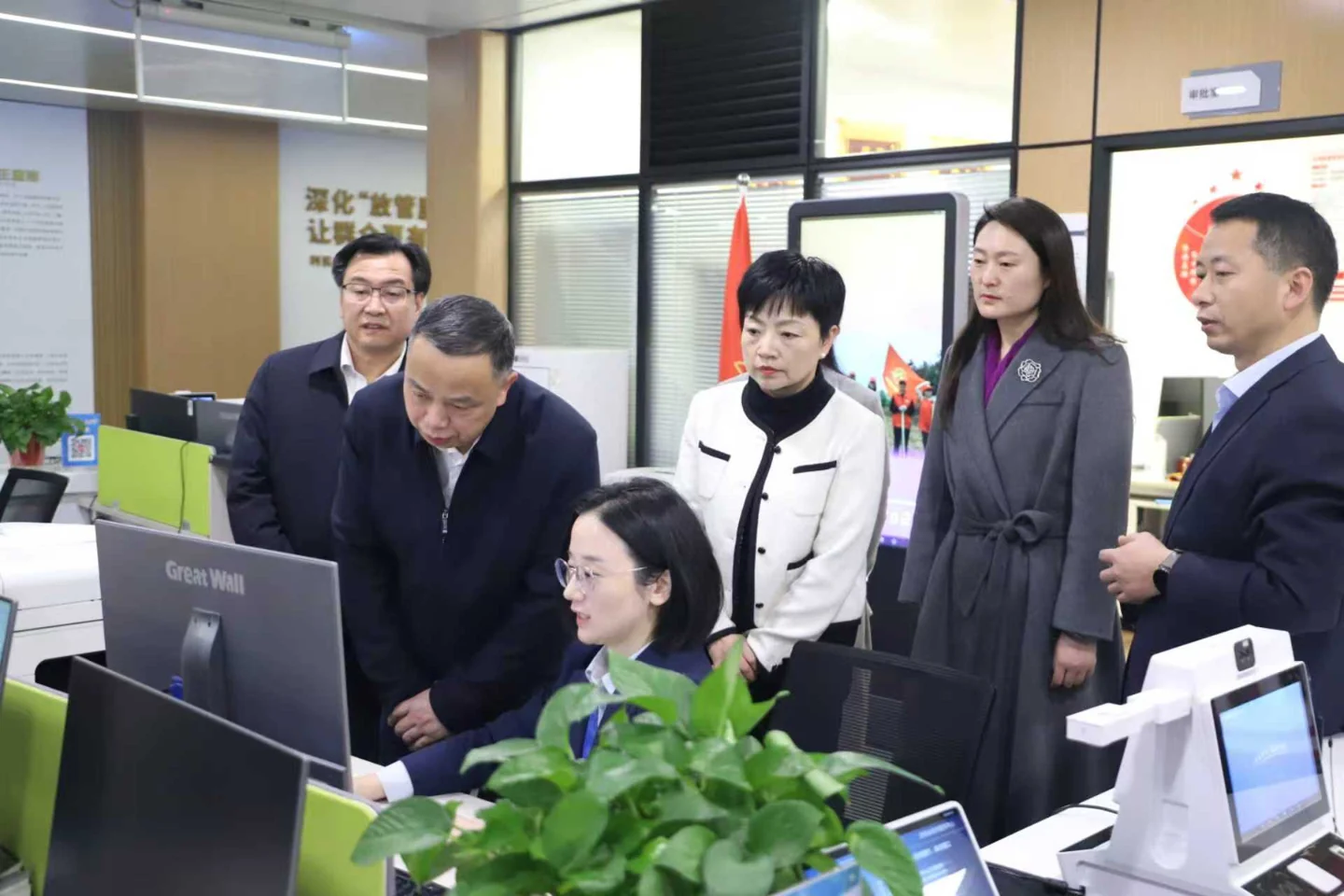 工作人员交流便民服务与办事流程