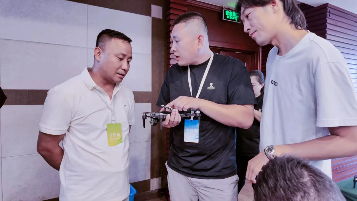 老师指导学员学习无人机设备操作