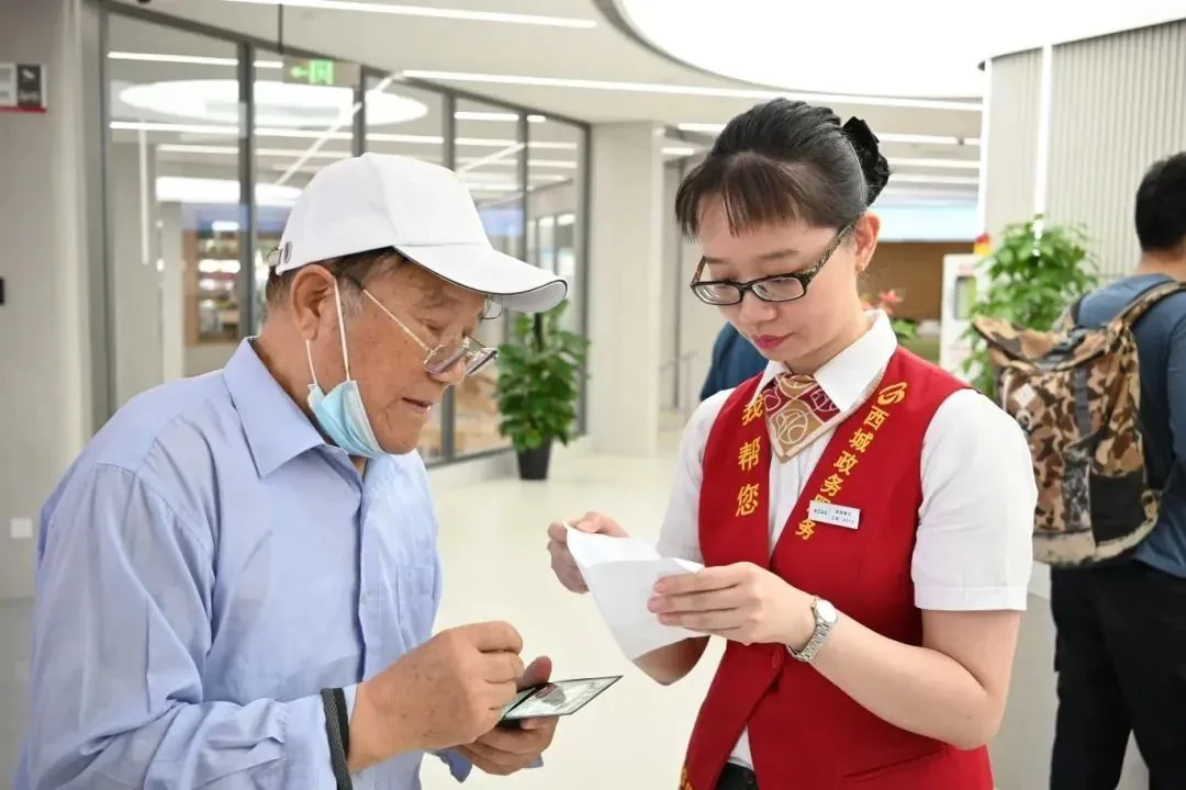 志愿者为居民讲解办事材料