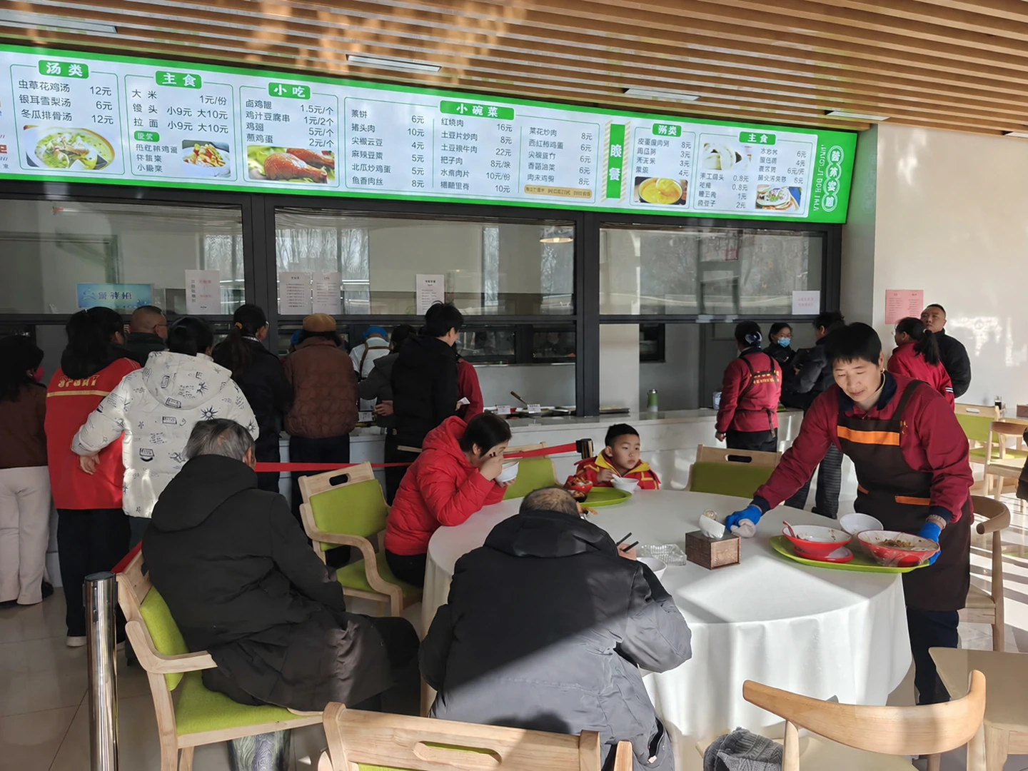 社区居民在便民食堂用餐